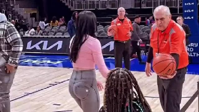 太厉害了，穿紧身裤高跟鞋也能投进三分球