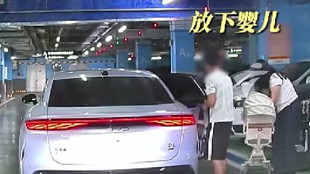一男子将车停在路中间，后车车主提醒后称车辆可以自动泊车