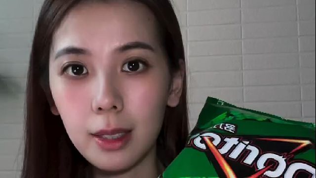 今天吃了不含香菜的香菜味多力多滋，哈哈。 真的太难买了