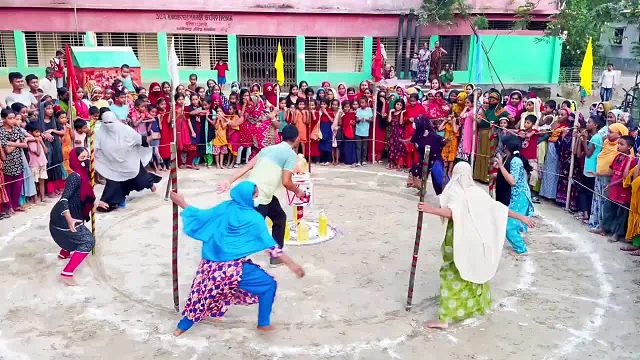 奇葩挑战，只要抓住木棍不倒下，粮油不锈钢锅的大奖就能扛回家