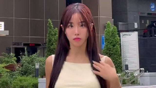 即使外表看起来很美，但还是因为新装太可爱了而兴奋不已