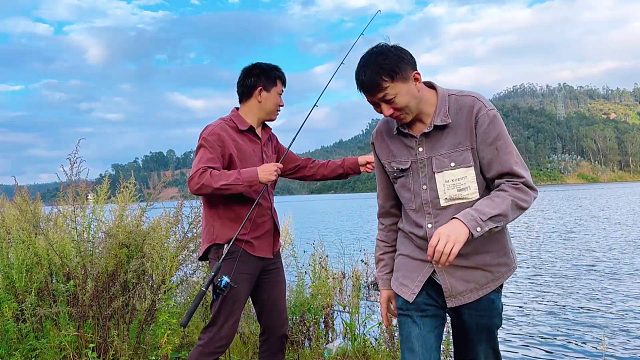 小伙去水库钓鱼，被抓个正着，结局太搞笑了