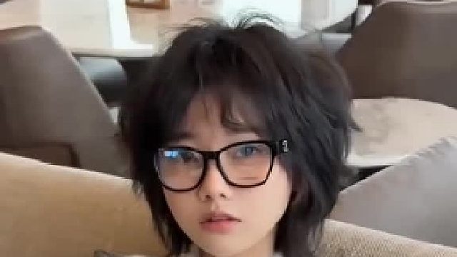 发丝轻轻扬，每一幕都自带甜感