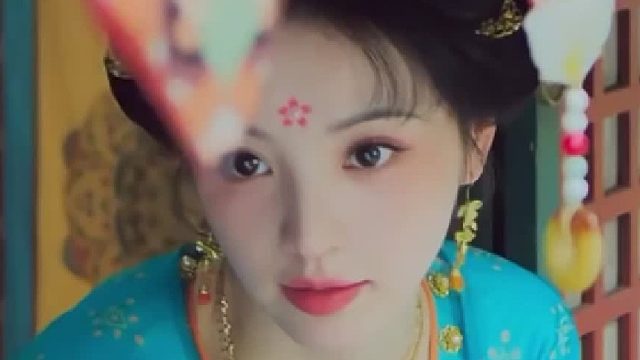 宫灯映红妆，一步一摇皆是盛唐风韵