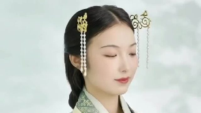 小姐姐身穿汉服展示中国古人扇子，展现传统文化之美。