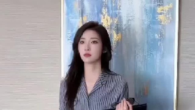 窗外，云在打工