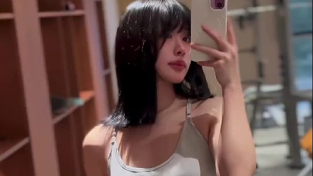 我们都不要再假装只有对方了