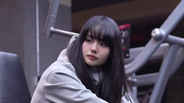 穿上卫衣就看不出身材了