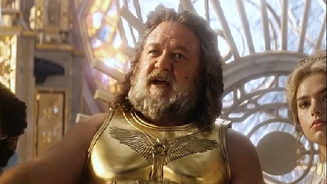 当宙斯将雷神的衣服弹飞后，他身边的侍从为什么会突然晕倒呢