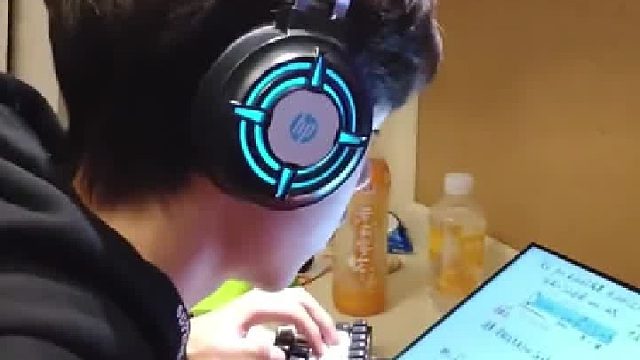 孩子在屋里打游戏，见爸爸推门进来瞬间变成学习模式