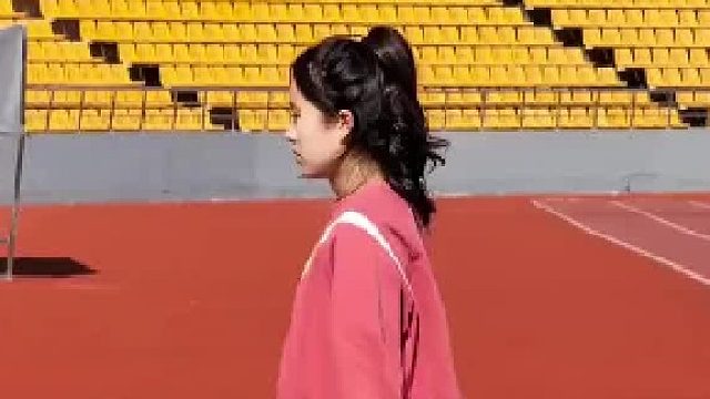 女生晒日常训练，跨栏架也太丝滑了！网友：要是我第一下就得受伤