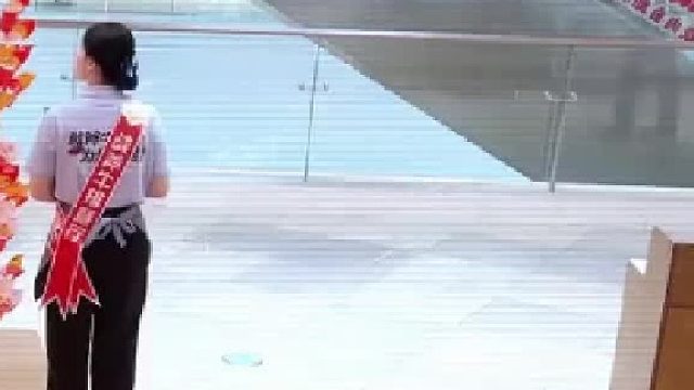 本以为是客人，小伙子脱掉衣服瞬间变了，网友：压迫感满满！