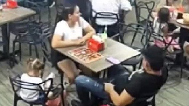 劫匪猖狂，大摇大摆抢走瓦莱纳托歌手杰苏·罗梅罗一条1500万美元的金链子、现金、装有文件的钱包和iPhone17 pro max。