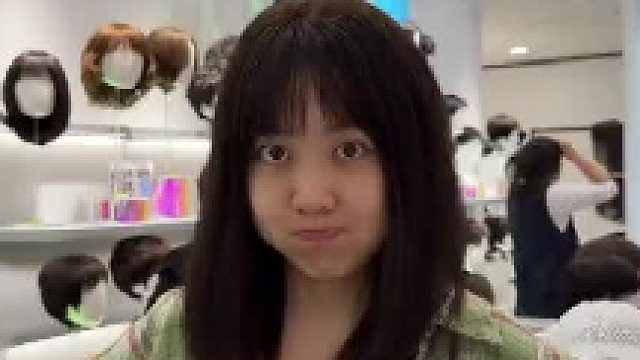 女生逛商场遇到一顶完美的假发，和自己的适配度达到百分百！
