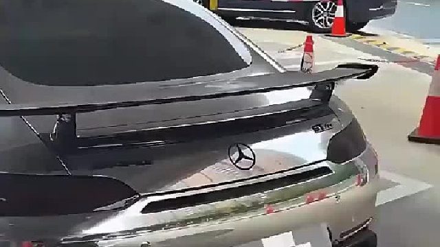 一辆豪车停在加油站被围起来，原因是98被加成95汽油！