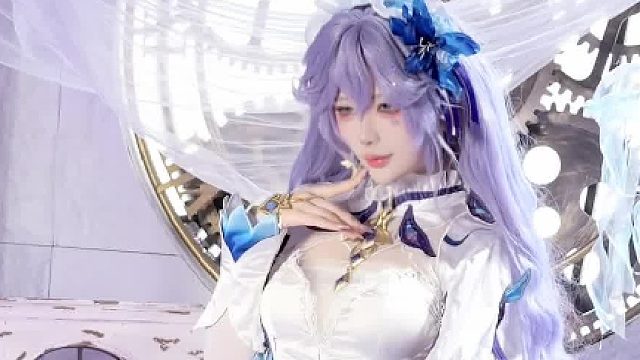 也是拍上翡萨列家族的大姐头了