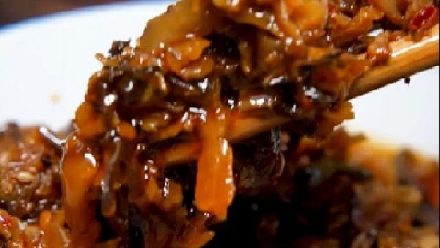 小芳太能吃了，表哥做了这么多吃的她居然没吃饱