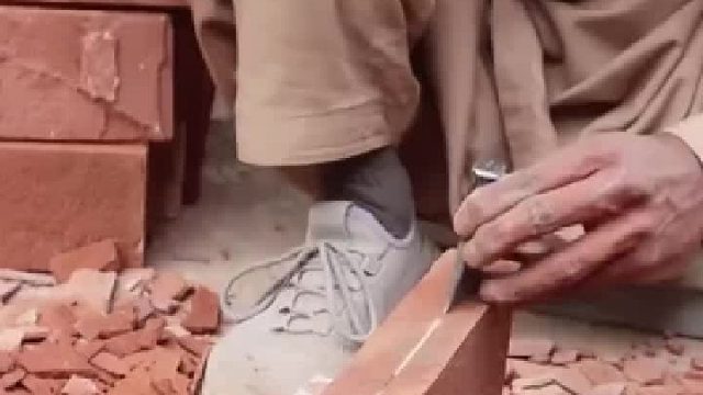 现在砖头都开始偷工减料了吗 