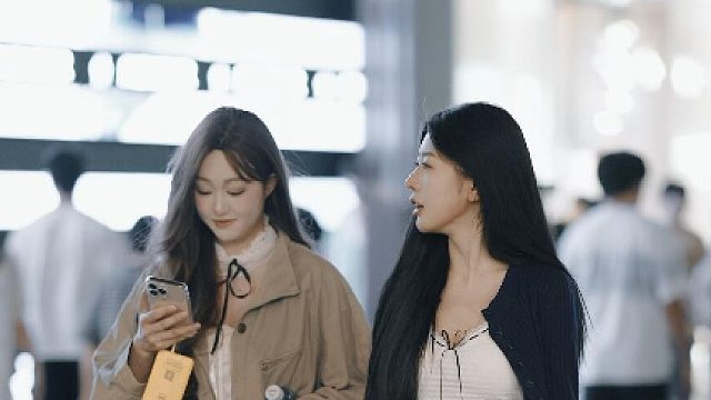 自由的风在森林里捉迷藏