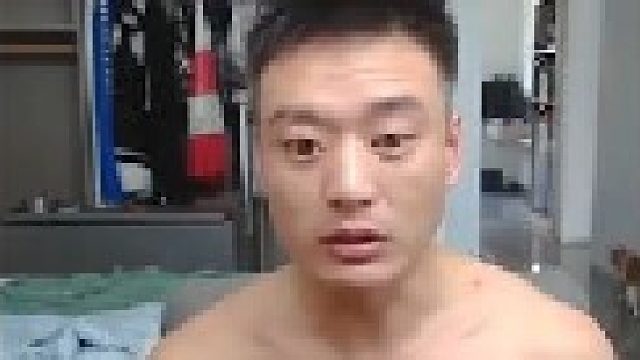 梦游小伙这哪是梦游啊这分明是大佬夺舍后在适应身体