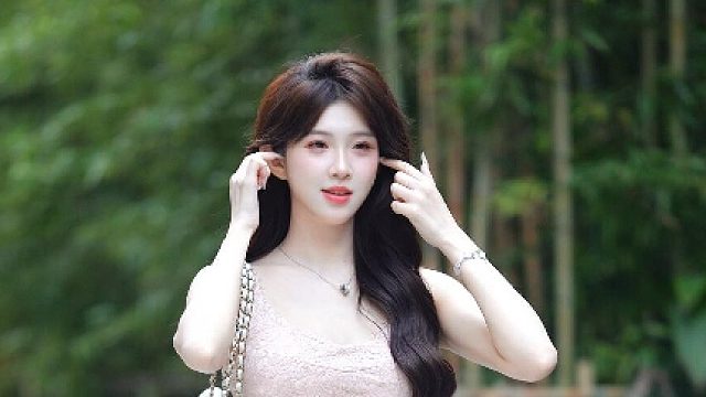 看森林沉默，浓绿纷落