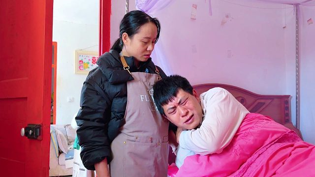 老公到饭点还在睡觉，媳妇推门一看心疼了，看看媳妇如何伺候老公