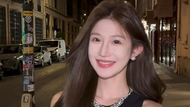 在埃菲尔铁塔下变个魔术