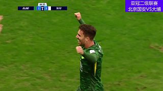 塞爾吉尼奧外腳背靈巧一蹭，皮球飛入球門遠角！