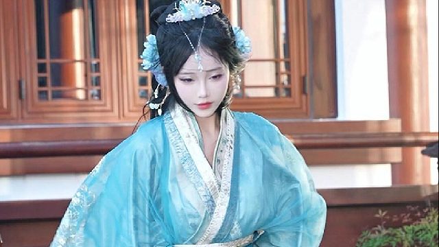 木南步伐轻盈，欢快地蹦跳着跑了过来