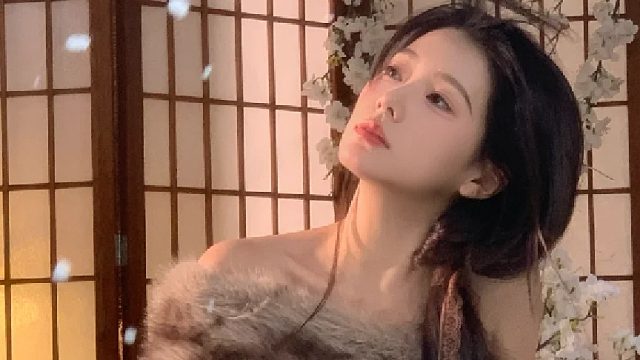 瞧呀，外面纷纷扬扬飘起雪花啦