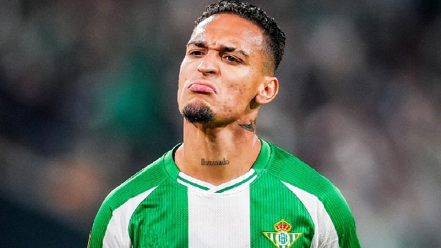 圆神下凡！安东尼一个加速甩开3人防守，最后写意挑射破门