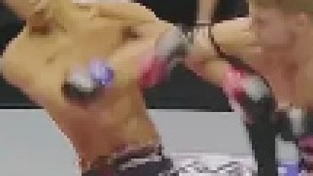 踢出的腿又收了回来，结果被对手一拳打倒在擂台上