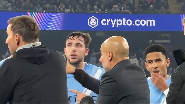 严格要求！曼城补水时刻，瓜迪奥拉在场边比划指导讲解战术，每一个球员都不落下