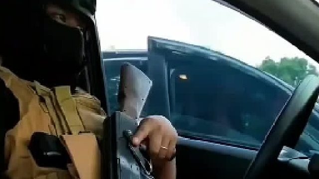 车内持枪对峙名场面？这画面太炸了！