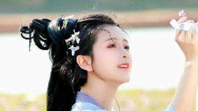 你说曾见过一个和我长的很像的姑娘