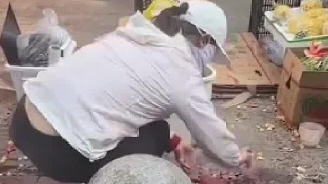 你挡人门口不对，她掀你摊子不对，商业竞争最原始的方式还是武力