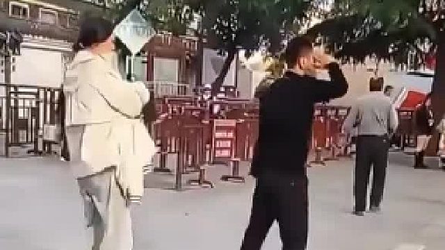 网友拍下的惊险一幕 男子情绪失控做出意外举动 在场的众人都吓坏了~~~