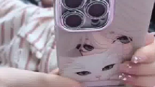 女生买了一个手机支架，结果发现根本站不住脚！