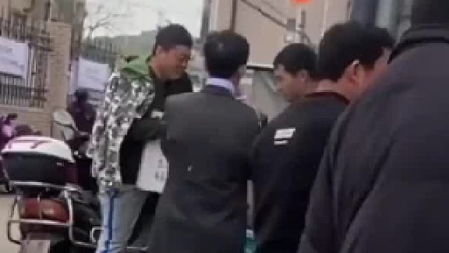 真实的路人大戏：路人误入拍摄现场，本色演出找工作的故事