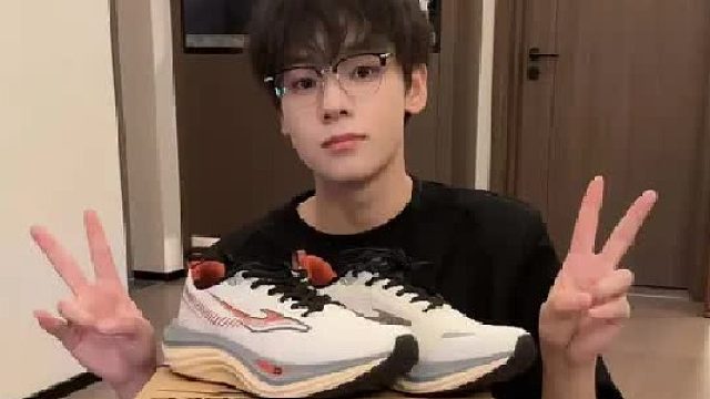 时髦直男开箱3双秋百搭好穿运动鞋 又来分享鸿星尔克啦 入手了三双 一周换着穿搭配不重样