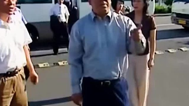 看到政府大楼深感意外 怎料下一秒直接傻眼了