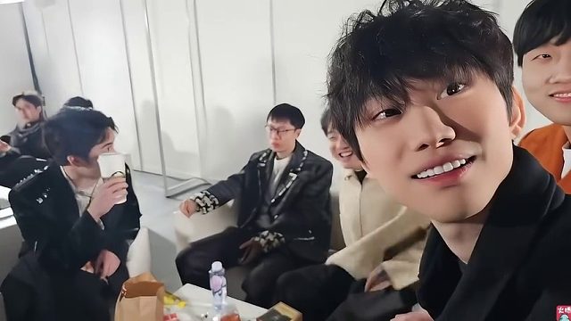 AJ被Doinb贴脸嘲讽的哑口无言，姿态对此评价AJ脑子坏了