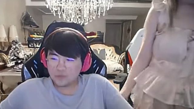 姿态刚和女主播播完，LLW扭着小蛮腰过来，火气很大的姿态直接狂掏