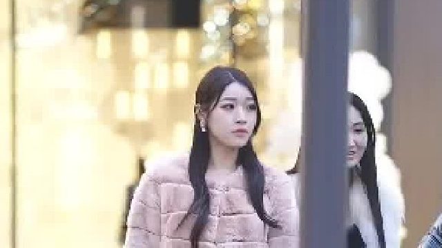 群山执春枯木返青