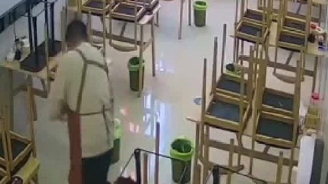 面馆老板打扫卫生准备下班，突然来了一位大哥打电话摇了一店的人