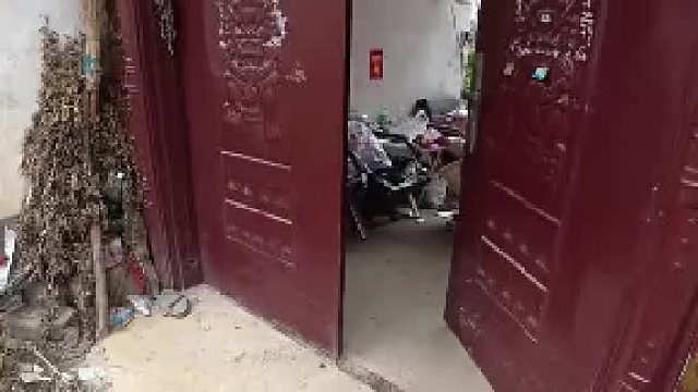 男生自驾迷路了路过一村庄，寻思问个路，没想到…