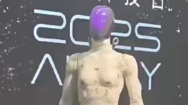 小鹏这波赢了 ，小鹏机器人会走猫步，不知道的还以为是真人