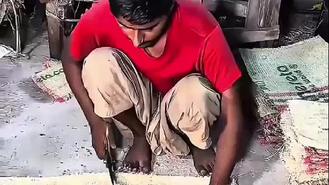 没想到废旧麻袋经过巧妙制作后身价立马翻了几十倍