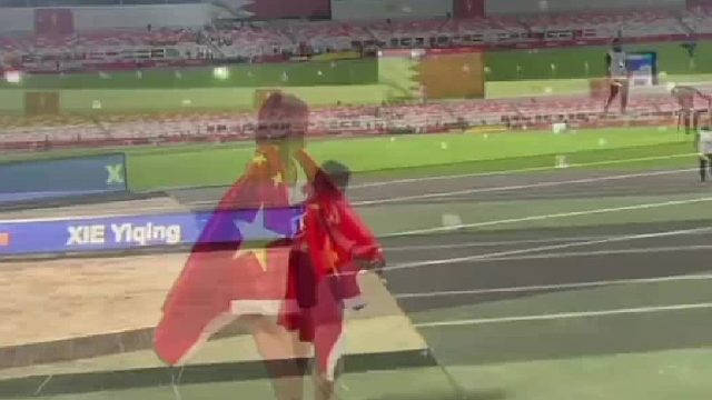 凭借第二跳13.28m的成绩夺冠，比较可惜的是后三跳都犯规了