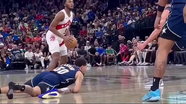 安东尼光脚飞奔断球快攻，笑言鞋阻实力